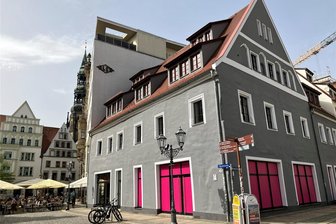 Rätselhaftes Pink am Zwickauer Hauptmarkt im ehemaligen Schuh-Winkler: Was plant Fliegerbauer? - Den ehemaligen Schuh-Winkler in Zwickau am Hauptmarkt, schmückt seit kurzem eine pinke Fenster-Fassade. Was hier wohl bald für ein neuer Laden hineinkommen wird?