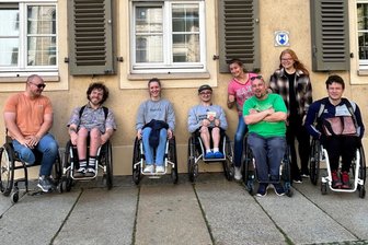 Rätseln im Rollstuhl: Spieler von RB Zwickau testen neues Outdoor-Escape Game - Acht Mitglieder von RB Zwickau machten eine Zeitreise ins 15. Jahrhundert - und suchten den Silberschatz des Zwickauer Kaufmanns Martin Römer. Das Escape Game gibt es in Zwickau seit August.