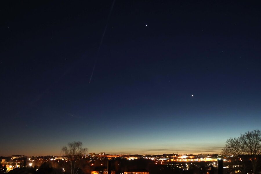 Venus (unten) und Jupiter (oben) in der Abenddämmerung am 15. Februar 2023. Venus zieht in den folgenden Monaten durch ihren hellen Schein am Abendhimmel die Blicke auf sich. Anfang März kommt es zu einer engen Begegnung mit dem Riesenplaneten Jupiter.