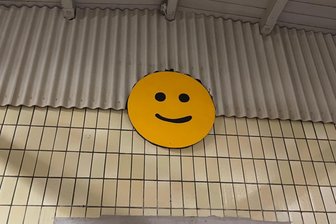 Rätselraten in Freiberg: Wer brachte das mysteriöse Smiley am Bahnsteig 2/3 an? - Da hat jemand Humor bewiesen: Das Smiley hängt am Gebäude zwischen den Bahnsteigen 2 und 3 in Freiberg.