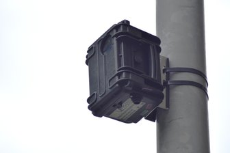 Rätselraten in Reichenbach um schwarze Kästen an Laternenmasten - Verkehrszählgerät am Laternenmast vor den Altbauten an der Mylauer Straße in Netzschkau.