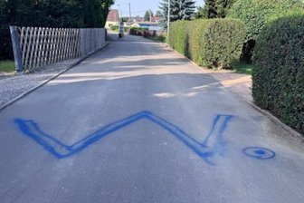 Rätselraten nach Schmierereien in Glauchau: Was steckt hinter dem blauen W? - Nicht zu übersehen: Das blaue W auf dem Badener Weg in Glauchau.