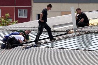 Rätselraten über undichtes Hallendach der Zschopauer Berufsschule - Ursachenforschung auf dem Turnhallendach der Berufsschule: Arbeiter haben am Dienstag die schadhaften Stellen untersucht.