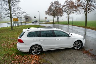 Rätselraten um abgestellten VW neben B 171: Das sagen Polizei und Ordnungsamt - Der neben der B 171 abgestellte weiße VW Passat sorgt für reichlich Gesprächsstoff.
