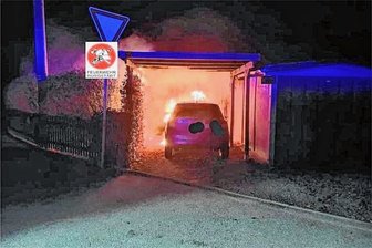 Rätselraten um Autobrand in Burgstädt - Škoda lodert in der Nacht - Feuerwehr löscht Carport und Hecke - Die Burgstädter Feuerwehr hat mit 20 Leuten einen Autobrand an der Burkersdorfer Straße gelöscht.