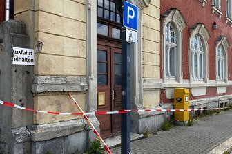 Rätselraten um Briefkasten der Deutschen Post hinterm Absperrband - Der Briefkasten hinter dem Absperrband. Wer einen Brief einwerfen will, stellt sich die Frage, ob überhaupt noch geleert wird. 