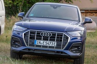 Rätselraten um Dienstwagen des Plauener Oberbürgermeisters - Im blauen Q5 mit IN-Kennzeichen zum Sportfest nach Oberlosa: OB Steffen Zenner fährt dieses Auto, bis sein Dienstwagen anrollt. 