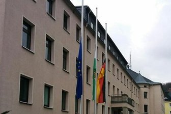 Rätselraten um Flaggen auf halbmast - Vor dem Polizeirevier in Aue hängen die Flaggen am Donnerstagmorgen auf halbmast.