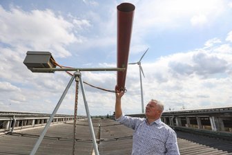 Rätselraten um Knallerei bei Burgstädt - Täglich zwischen 9 und 12 sowie 14.30 und 18 Uhr sollen durch wiederkehrenden Knall aus einer Vergrämungsanlage Vögel erschreckt und vertrieben werden. Sie fressen nicht nur Kuh-Futter, sondern verunreinigen auch den Stall. Sachsenland-Chef Jens Hoffmann erläutert das Prinzip der Abschreckung. 