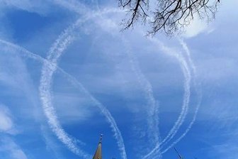 Rätselraten um kreisrunde Kondensstreifen über Aue - Ungewöhnliche Kondensstreifen in Kreisform sind vor kurzem über der Nicolaikirche in Aue zu sehen gewesen.