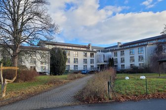 Rätselraten um leer stehendes Altenheim in Lichtentanne endet: Jetzt ist ein neuer Nutzer da - Ein Teil des bisherigen Seniorenheimes wird künftig von der Diakonie Westsachsen genutzt.