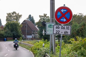 Rätselraten um nächtliches Halteverbot in St. Egidien - Entlang der Lungwitzer Straße stehen solche Halteverbotsschilder. Offen bleibt, wie viele Nächte sie gelten sollen.