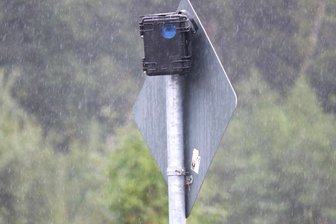 Rätselraten um schwarzen Kasten an der Ortsumfahrung Flöha: Ist es eine Wildtierkamera oder ein neuer Blitzer? - Was ist das für ein Gerät am Verkehrszeichen an der Ortsumfahrung Flöha?