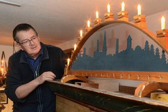 Rätselraten um Schwibbogen im Heimatmuseum Falkenstein - Andreas Rößler mit einem der beiden Göltzschtal-Schwibbogen im Heimatmuseum Falkenstein, wo sie das ganze Jahr über auf zwei Schränken zu sehen sind.