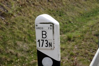 Rätselraten um Sperrung der Umgehungsstraße B 173 n zwischen Flöha und Niederwiesa: Das ist der Stand - Die vielbefahrene Strecke mit dem „Kreisel“ bei Flöha kann wegen Baustellen zeitweise nicht genutzt werden.