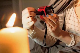 Rätselraten um Stromausfall in Lichtenau - Um im Fall eines Stromausfalls an Informationen zu kommen, braucht man ein Radio - etwa mit Kurbelbetrieb. 100 Kunden sind zurzeit in der Gemeinde Lichtenau betroffen. 