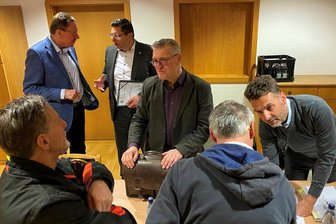 Rätselraten um Verkauf der Schneidenbacher Müllfirma Glitzner - „Theoretisch könnte dort ein Fünf-Sterne-Hotel entstehen“ - Gesprächsbedarf am Rande der Ortschaftsratssitzung in Schneidenbach. Hinten Reichenbachs OB Henry Ruß (links) und Landrat Thomas Hennig. Beide hatten über den Glitzner-Verkauf informiert - und darüber, dass der Wertstoffhof bleibt.