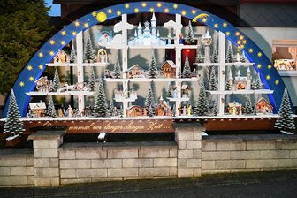 Rätselspaß am Riesen-Schwibbogen in Hilbersdorf -
