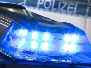 Räuber bedroht Mann mit Pistole - 