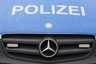 Räuber in Freiberg gesucht: Junger Mann überfällt 70-jährige Seniorin - 