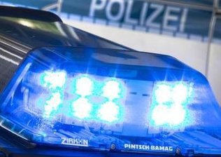 Räuber nimmt 17-Jährigen Helm ab -