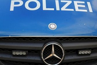 Räuber stiehlt Seniorin die Handtasche -