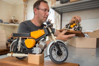 Räucher-Simson und mehr: Wo im Erzgebirge Kult-Mopeds im Mini-Format entstehen - Gerd Hofmann beim Verpacken des Räuchermokicks Simson S 51 in Saharabraun.