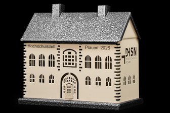 Räucherhäuschen einmal anders: So sieht Plauens neues Souvenir aus - Mit diesem Räucherhaus will Plauen als Hochschulstandort aufmerksam machen.