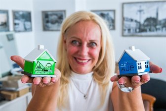 Räucherhäuschen, Grubenlampe und Festbier: Diese Souvenirs gibt’s zum Tag der Sachsen - Jana Hecker mit Räucherhäuschen, die erst später die Palette der Souvenirs bereichern werden. Bis zum Tag der Sachsen sollen sie da sein.