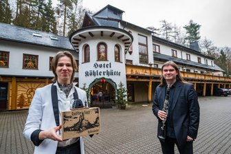 Räucherhäuschen und Meiler-Song: Wie Musiker aus dem Erzgebirge ihre Liebe zur Heimat zeigen - Danny Siegel (links) und Miroslav Hour von Fei. Die Band hat ein neues Musikvideo veröffentlicht, das unter anderem in der Köhlerhütte in Waschleithe spielt.