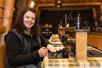 Räucherkerzen machen statt Online-Dating: Räucherkerzenland im Erzgebirge plant erstes Single-Event - Unter dem Motto „Leute zum Dufte-Finden“ findet am 23. März ein erstes Single-Event im Crottendorfer Räucherkerzenland statt. Gäste werden auch selbst Räucherkerzen herstellen, was Yvonne Dietze, Leiterin des Räucherkerzenlandes, schon einmal zeigt.
