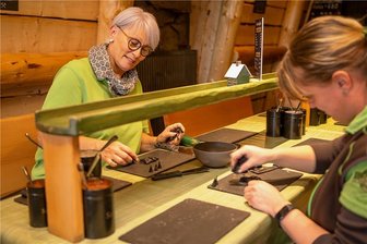 Räucherkerzenland erweitert Anlage um ein Labyrinth - An 80 Plätzen können im Räucherkerzenland Crottendorf Räucherkerzen selbst gemacht werden. Mitarbeiter wie Constanze Geng (links) und Dana Kies leiten die Besucher an. Zurzeit ist die Einrichtung, die bald ein Jahr alt wird, zudem bei einem bundesweiten Wettbewerb am Start. Foto: Ronny Küttner/Photoron