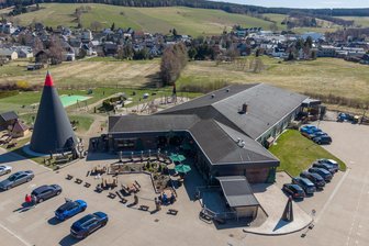 Räucherkerzenland im Erzgebirge vergrößert Spielplatz: Sand, Wasser und ein großes Zelt - Im September soll am Räucherkerzenland das Finale der Deutschen Speedcarving-Meisterschaft stattfinden.