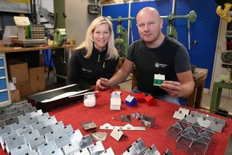 Räucherkult aus DDR-Zeiten: Neustart für erzgebirgische Blechhäuser - Für Aline Bley und Thomas Schürer sind die Blechräucherhäuser ein Herzensprojekt.