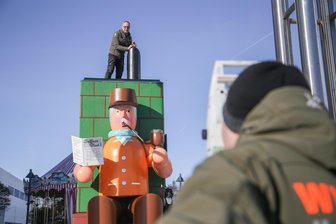 Räuchermann im Chemnitz-Center soll repariert werden - Der Räuchermann 2019 bei der Vermessung für das Guinnessbuch der Rekorde.