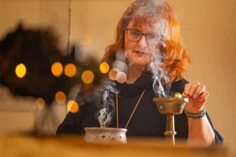 Räuchern gegen böse Geister: Das Geheimnis der zwölf Raunächte - Annett Hering räuchert getrocknete Kräuter am liebsten auf einem Sieb über einem Teelicht aus Speckstein (li.). Weihrauch dagegen verglüht am besten auf Kohle in einem Räuchergefäß (re.).