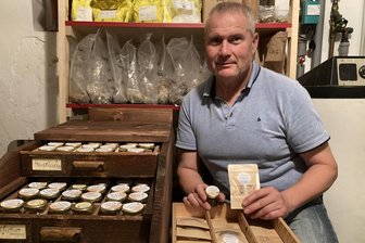 Räucherspezialist aus dem Vogtland verzaubert mit orientalischen Düften - René Grimm mit einer Auswahl seiner Räuchermischungen.