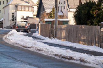 Räum- und Streupflicht bei Eis und Schnee: Diese Regeln gelten in Plauen - Viele Gehwege sind in Plauen vom Schnee befreit.