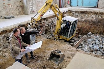 Räumliche Grenzen erreicht: Neumarker Trafobau baut aus - Die Maschinen-Fundamente in der Ex-Kesselbauhalle werden sieben Meter tief gegründet. Frank Tiepner (links) von SBG Produktion und Technik mit Sven Goldhahn von dem Fundamentbau-Spezialisten BAS Scheibenberg.