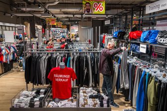 Räumungsverkauf im Simmel-Center Aue: Was der neue Betreiber von Intersport Glass vor hat - Viele Kunden kamen gleich am ersten Tag des Räumungsverkaufs bei Intersport Glass im Simmel-Center Aue.