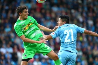 Raffaels Treffer beendet Chemnitzer Fußballparty - Borusse Andreas Christensen (links) im Zweikampf mit CFC-Stürmer Mario Rodriguez.