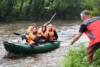 Raftingspaß im Erzgebirge: Warum es das Bundesluftfahrtamt manchmal auch mit viel Wasser zu tun bekommt - Von oben Wasser, von unten Wasser: Beim Rafting auf dem Schwarzwasser sorgte das für Gaudi.