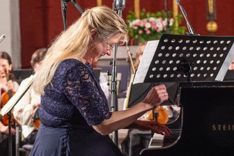 Ragna Schirmer beschenkt das Publikum zum Auftakt des 35. Sächsischen Mozartfests - Ragna Schirmer beim Klavierkonzert Nr. 21 C-Dur von Wolfgang Amadeus Mozart.