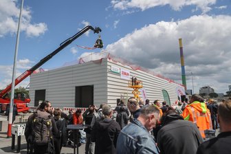 Railbeton aus Chemnitz setzt auch nachts auf Solarstrom und baut große Werkhalle - Am Freitag wurde bei Railbeton vor der neuen Fertigungshalle Richtfest gefeiert. Demnächst kommt dort eine Photovoltaik-Anlage auf das Dach.