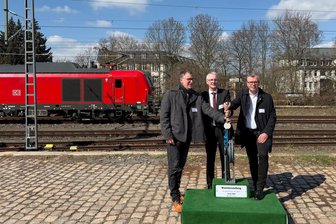 Railport Chemnitz: Der Güterverkehr wird elektrisch - Stephan Berger, Ralf Reineke und Holger Schwarz (v. l.) legten zum offiziellen Start am Südbahnhof symbolisch gemeinsam den Hebel um.