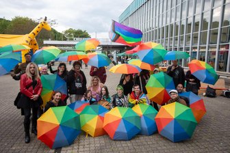 Rainbowflash in Plauen zum Tag gegen Homo-, Bi-, Inter- und Transfeindlichkeit - Mit einem Rainbow Flash wurde an den Anlass der Aktion erinnert.
