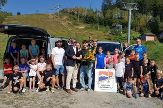 Rainer Gläß ist wieder da: Erster Auftritt für seine neue Softwarefirma im Vogtland - Zwei Kleinbusse, ohne die die Nachwuchsarbeit des Skiclubs Schöneck nicht möglich wäre, hat Rainer Gläß dem Verein am Donnerstag übergeben.