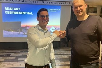 Rainer Gläß steigt am Fichtelberg ein - Der künftige Bürgermeister Jens Benedict (rechts) freut sich über das Engagement von LGO-Geschäftsführer Constantin Gläß .