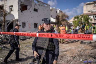 Raketenangriff auf Chemnitz’ israelische Partnerstadt Kirjat Bialik: OB Schulze will Unterstützung anbieten - In der Chemnitzer Partnerstadt Kirjat Bialik im Norden Israels sichern nach einem Raketenangriff Ordnungskräfte den Bereich vor einem beschädigten Gebäude.
