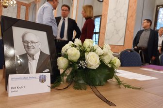 Ralf Kreller verstorben: Stadtrat Freiberg gedenkt einem Menschen, der die Stadt im Herzen trug - Am Stadtratsplatz von Ralf Kreller stand sein Foto, um an den kürzlich verstorbenen Hotelier und Kommunalpolitiker zu erinnern.